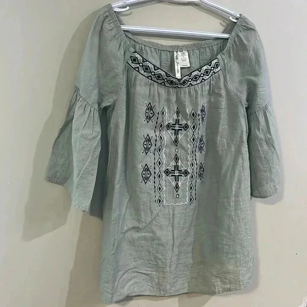 ❤️2/$50❤️[M]Simply Irresistible Cotton Blend Off Shoulder Embroidered  Blouse